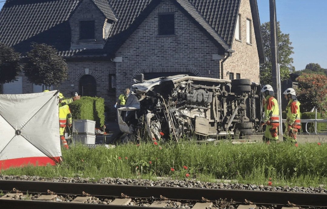 Belçika'da Korkunç Kaza! Tren Okul Otobüsüne Çarptı: Acı Kayıp!