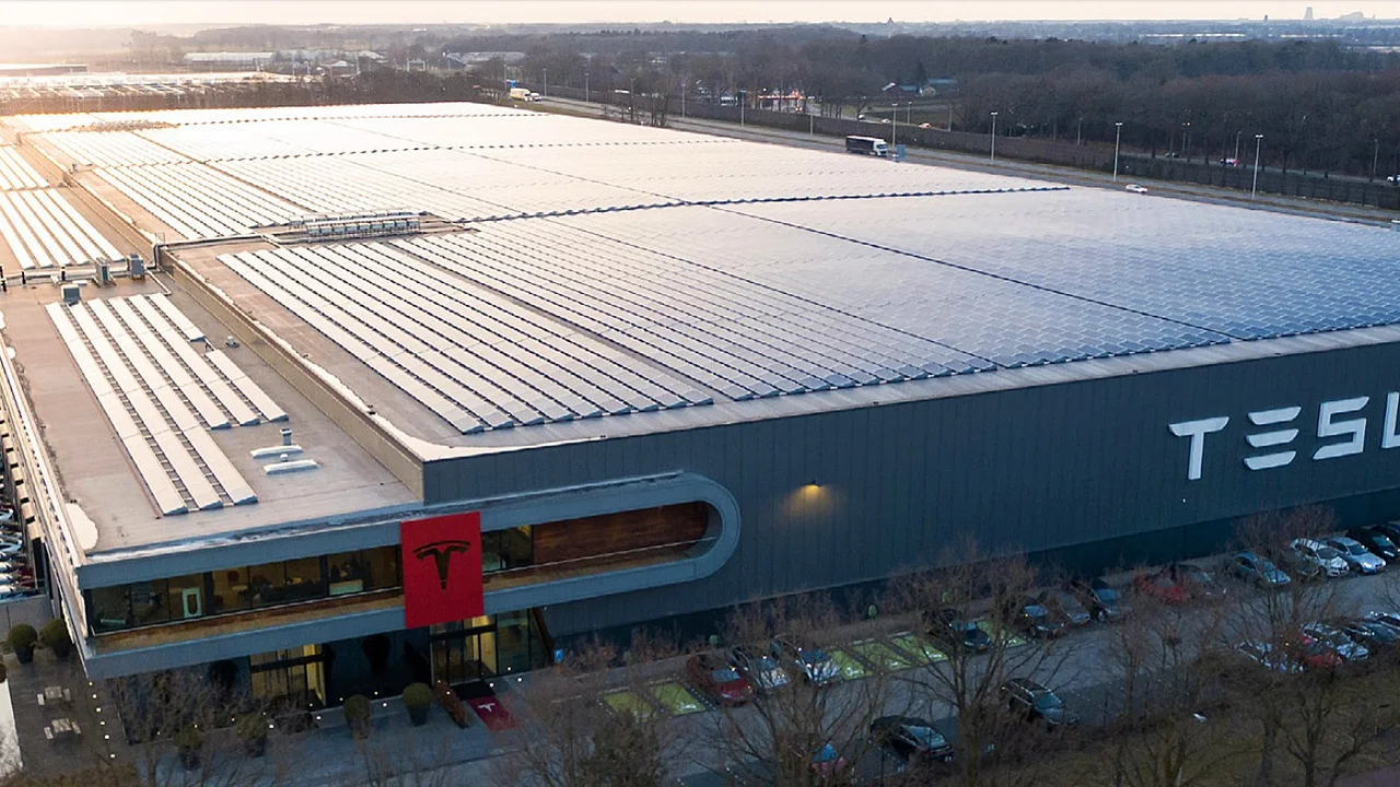 Benzin Fiyatları Uçuşa Geçti, Tesla Patladı! Dev Sipariş ve Yeni Çip Fabrikası Müjdesi!