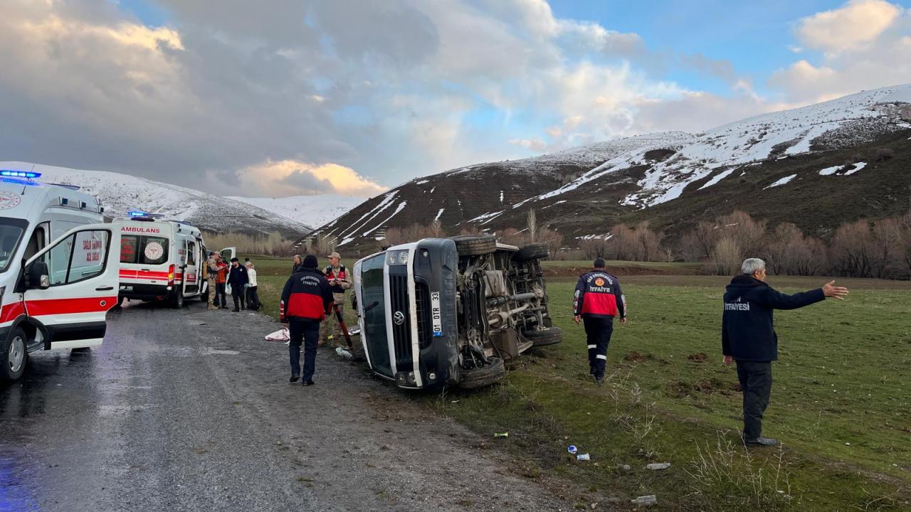Bitlis'te Facia Kıl Payı Atlatıldı! Minibüs Devrildi, 11 Kişi Yaralandı