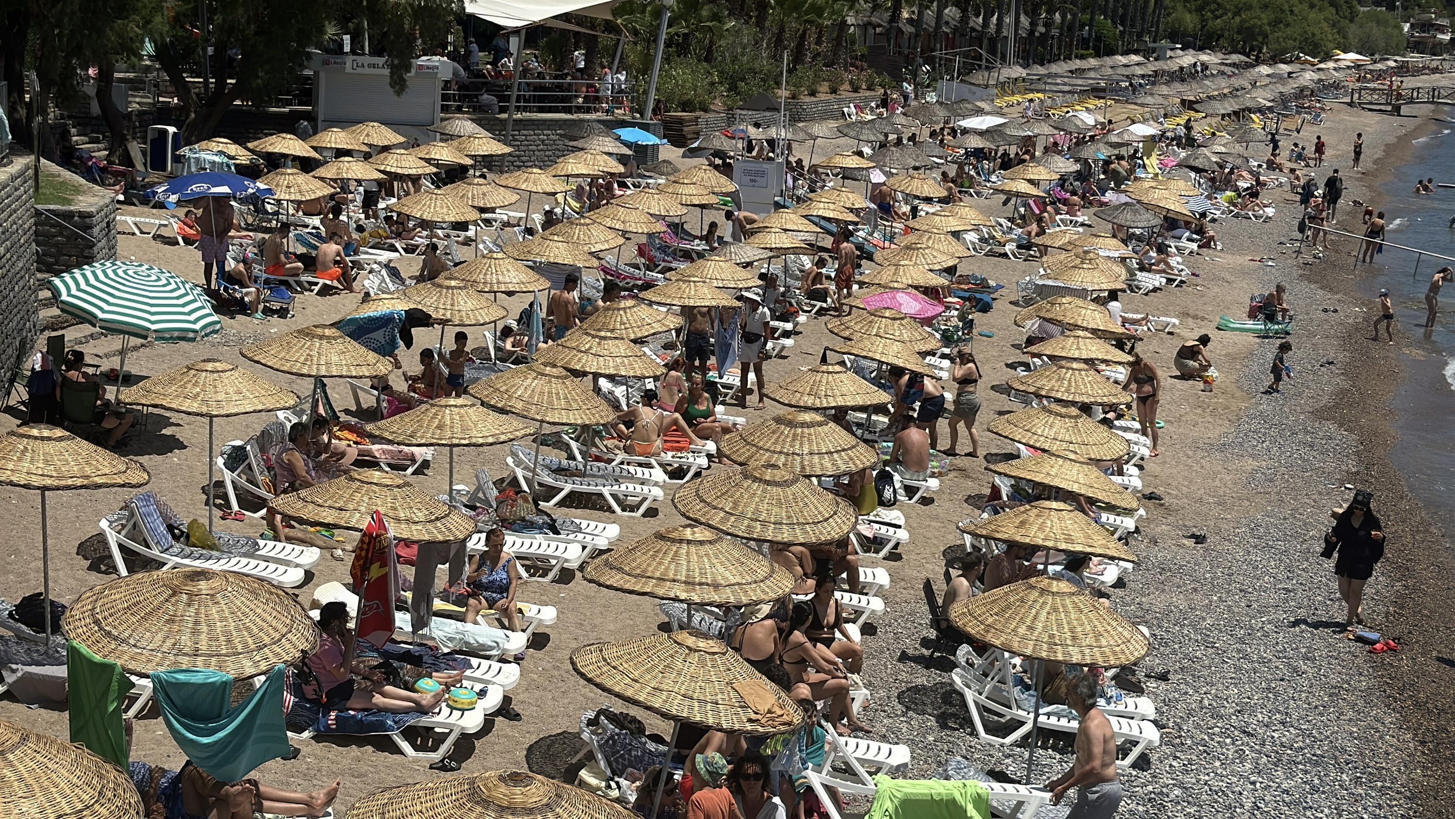 Bodrum'da Tatil Kaosu! 150 Bin Araçlık Akınla Sahiller İğne Atılsa Yere Düşmeyecek Hale Geldi!