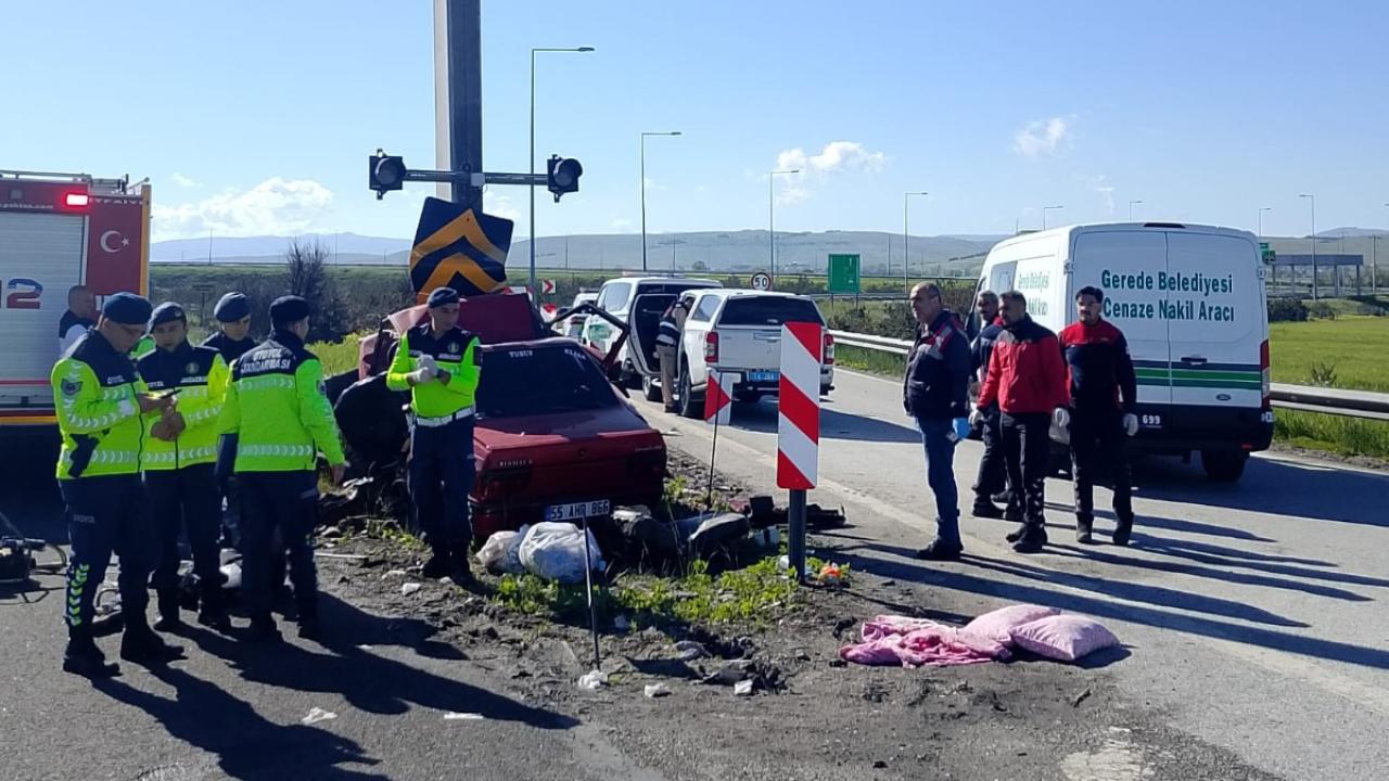 Bolu'da Acı Haber! Otomobil Beton Direğe Çarptı: Karı Koca Hayatını Kaybetti, Minik Kızları Yoğun Bakımda