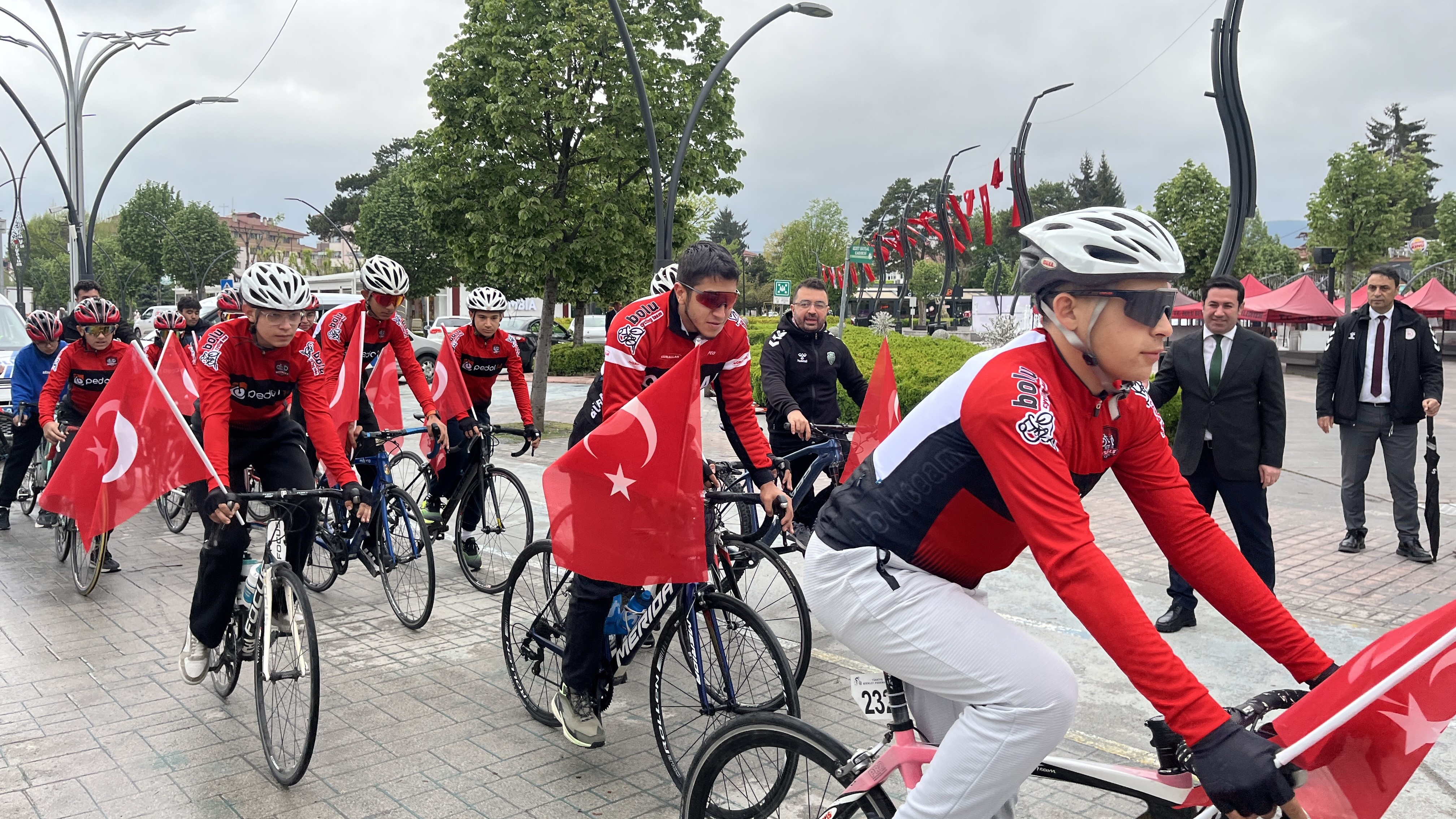 Bolu'da Bayrak Şöleni! Gençler 19 Mayıs Coşkusuyla Pedal Çevirdi!