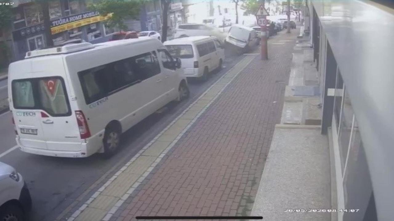 Bursa'da Kontrolden Çıkan Araç Ortalığı Birbirine Kattı! 6 Araç Pert, Sürücü Hayata Tutundu!