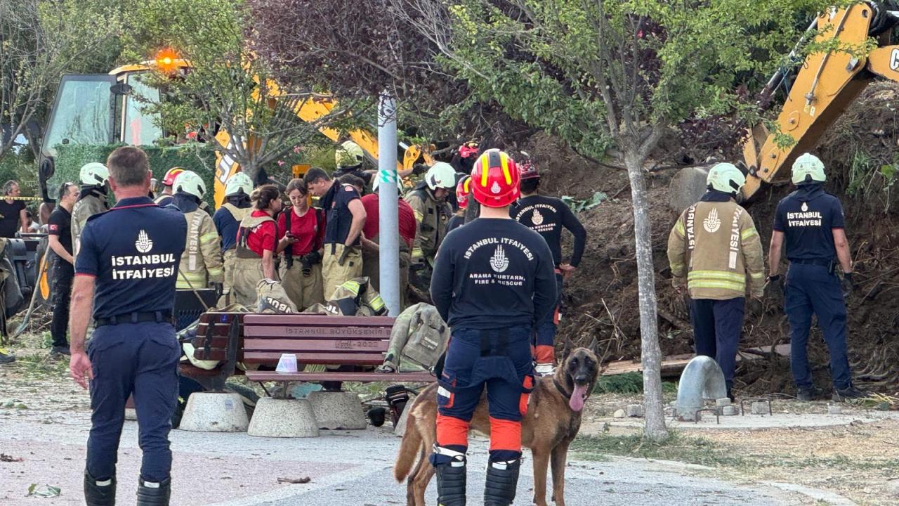 Büyükçekmece'de Toprak Kayması: Ekipler Bölgede Çalışmalarını Sürdürüyor