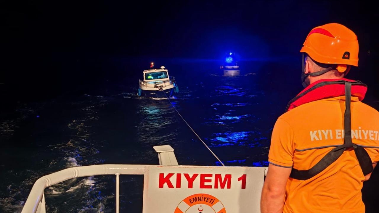 Çanakkale Boğazı'nda Arızalanan Tekne Kurtarıldı