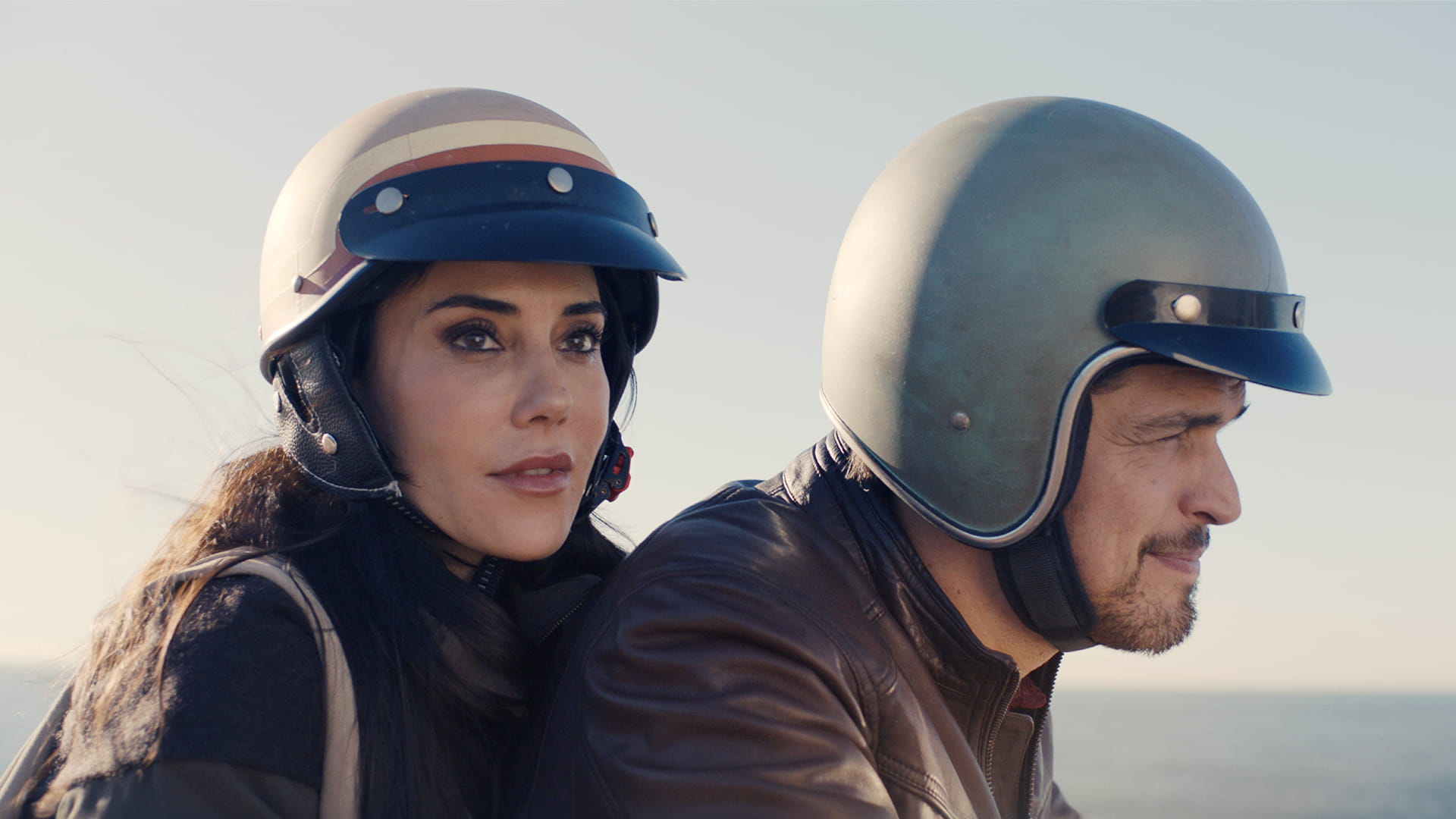 Cansu Dere ve Yabancı Yıldızlar Aynı Sahnede! Türkiye'nin İlk Portekiz Filmi Geliyor!