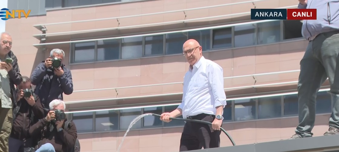 CHP Karıştı! Vekil Hortumla Güvenlik Kulübesine Çıktı: Neler Oluyor?
