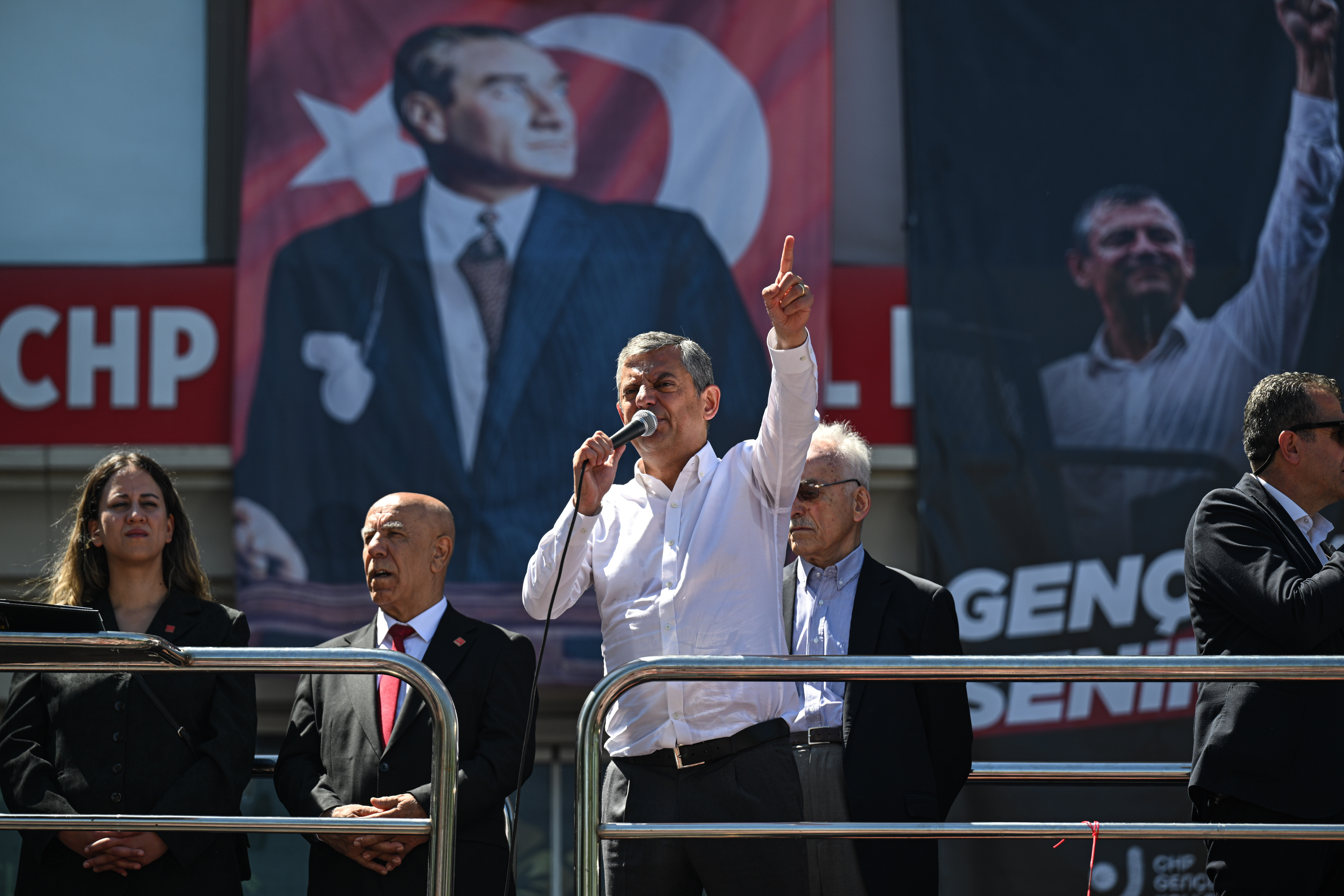 CHP'de Kritik Toplantı! Özgür Özel'in MYK Kararı Ne Olacak?