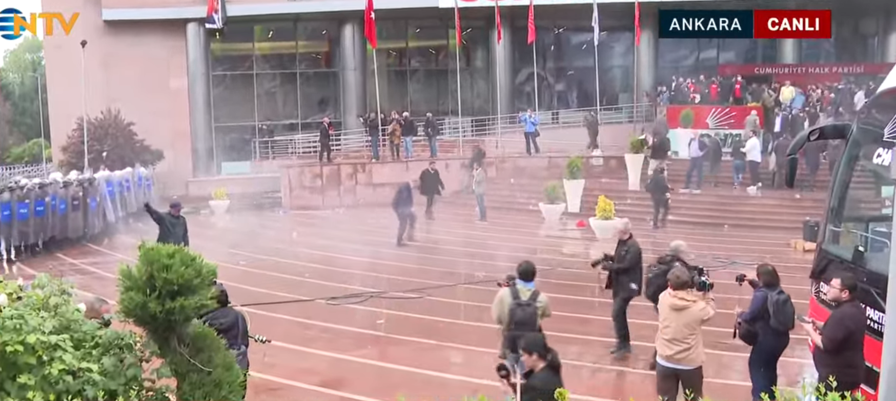 CHP'de Neler Oluyor? Genel Merkezde Tahliye Krizi! Özgür Özel'den Sert Tepki!