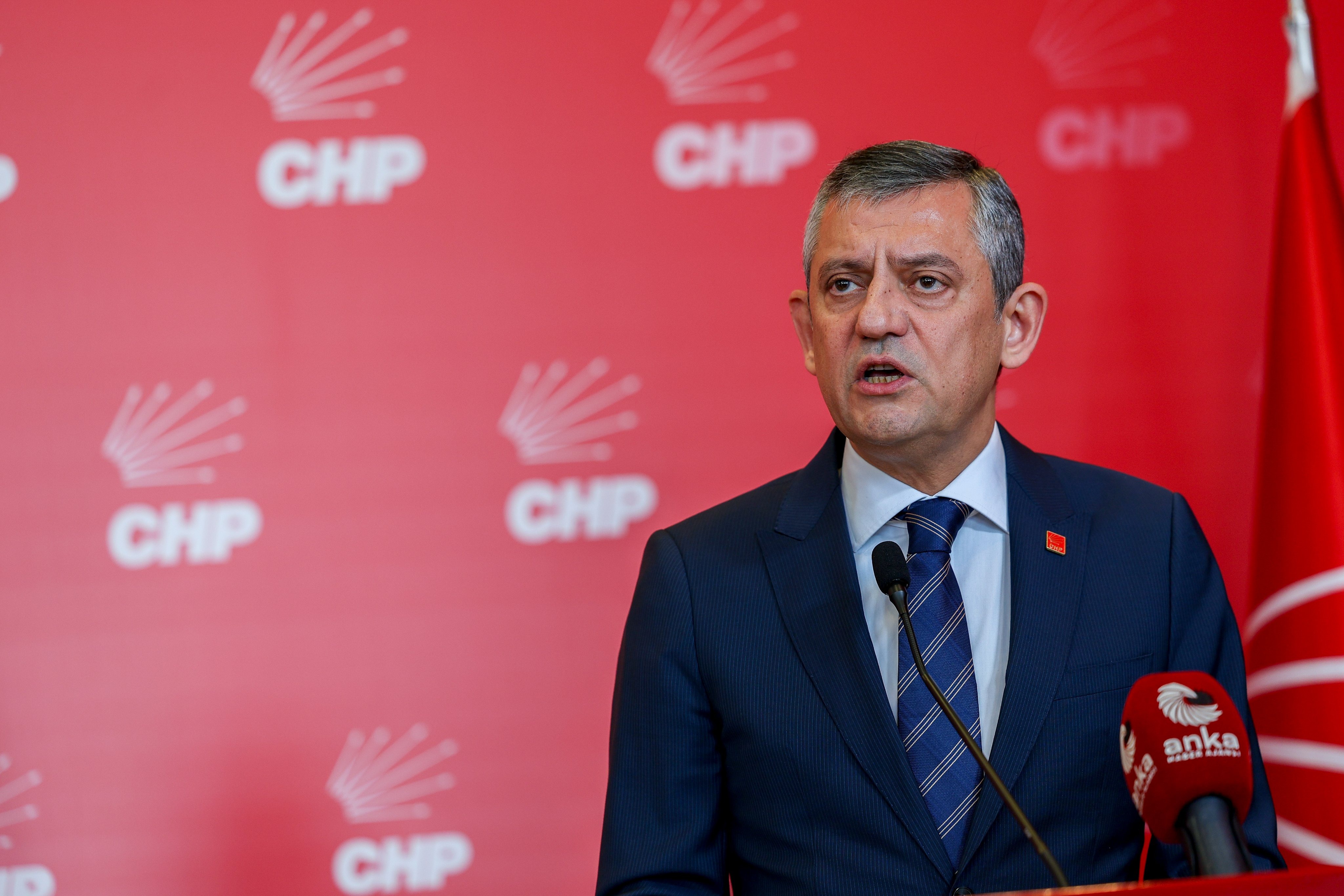 CHP'de Şok Değişim! Özgür Özel, Kılıçdaroğlu'nun Koltuğuna Oturdu! Siyasette Neler Oluyor?
