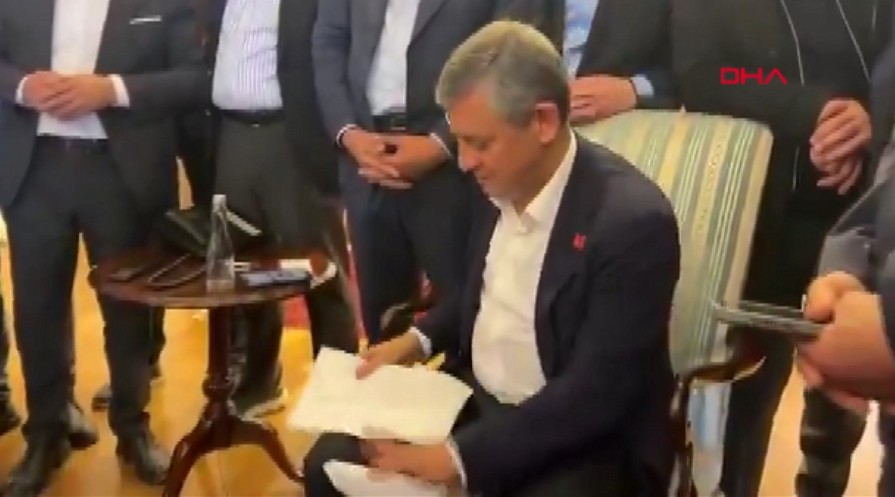 CHP'de Sular Durulmuyor! Özgür Özel'den Şok Hamle: Tebligatı Yırttı!