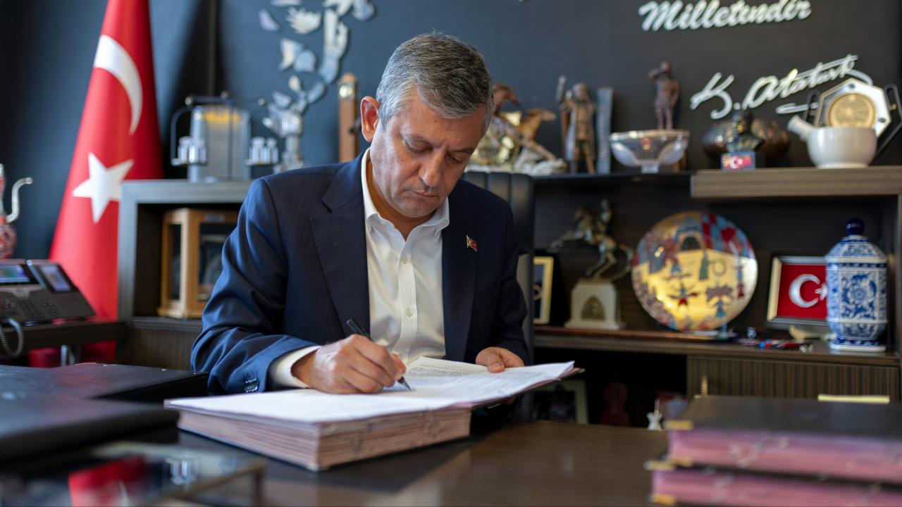CHP'de Tarihi Yol Ayrımı: Özgür Özel ve 91 Milletvekili İstifa Etti