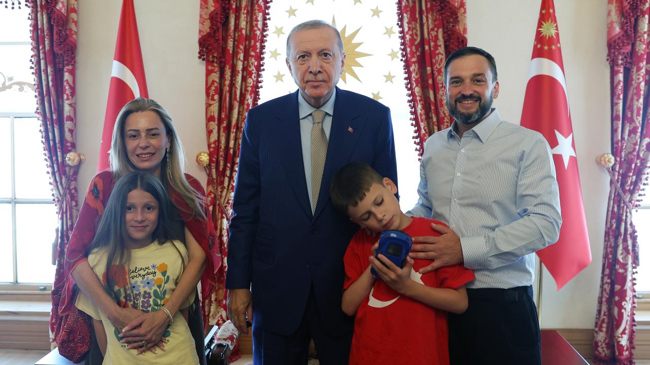 Cumhurbaşkanı Erdoğan 'Nefret Etme, Kek Yap' Hareketiyle Tanınan Joshua Harris'i Kabul Etti