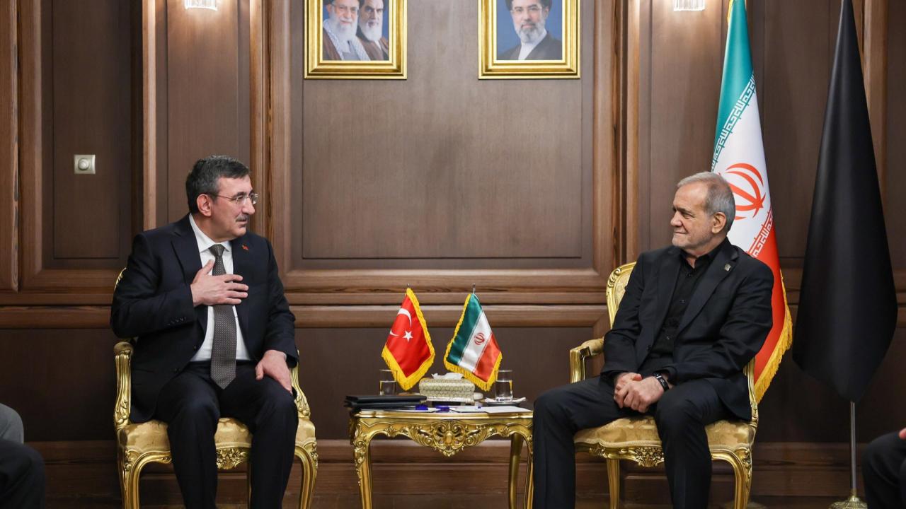 Cumhurbaşkanı Yardımcısı Yılmaz ve İran Cumhurbaşkanı Pezeşkiyan Tahran'da Görüştü