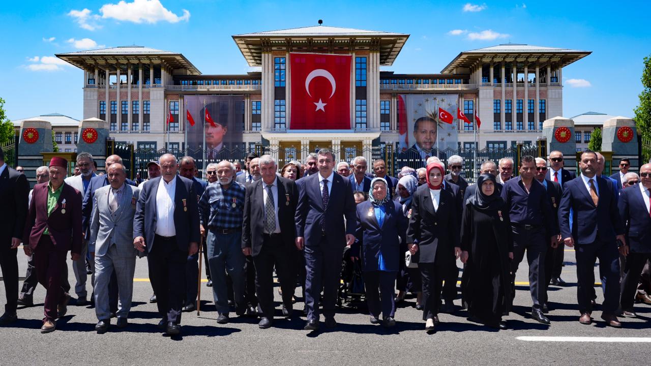 Cumhurbaşkanı Yardımcısı Yılmaz'dan 15 Temmuz Anıtı'na Ziyaret