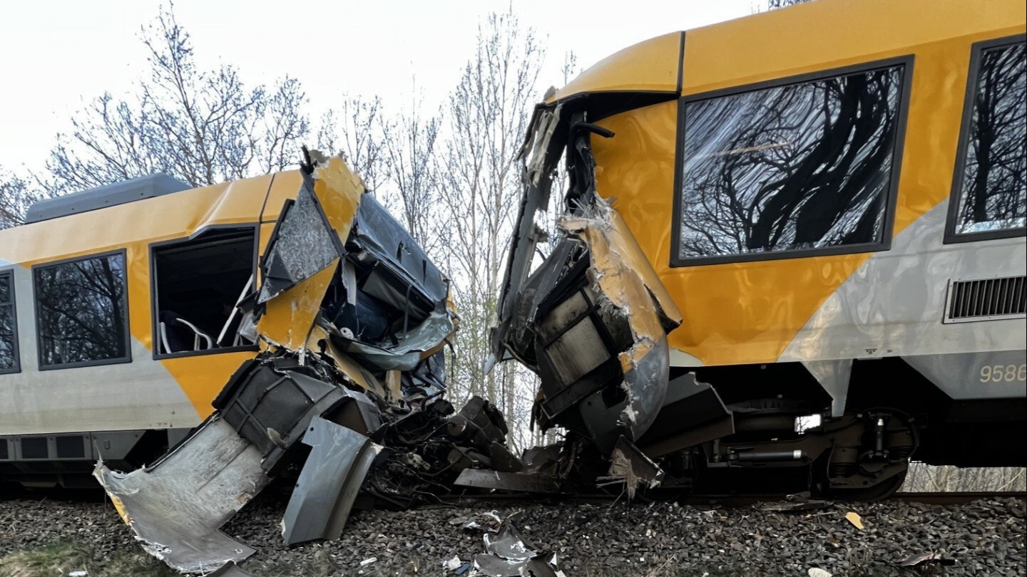 Danimarka'da Korkunç Kaza! Trenler Kafa Kafaya Çarptı: Yaralılar Var!