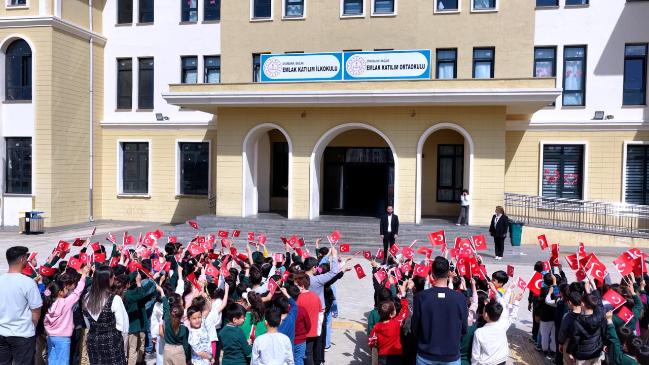 Deprem Bölgesinden Yürek Isıtan Görüntüler! 23 Nisan Coşkusu Yeniden Yeşerdi!