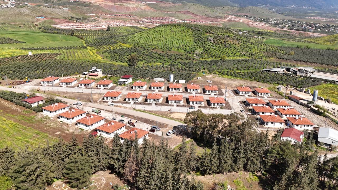 Depremzedeler Umutla Bekliyordu! Hatay'da İlk Köy Evleri Teslim Edildi!