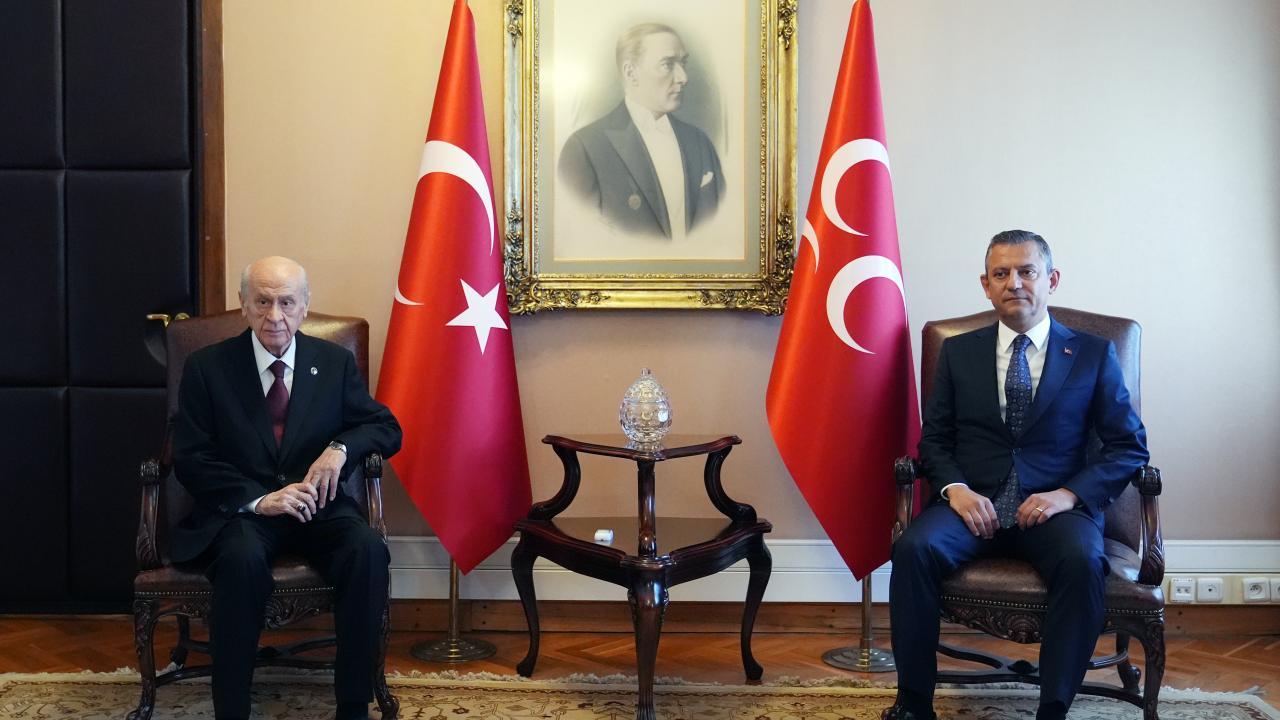 Devlet Bahçeli'den Beklenmedik Hamle! Özgür Özel'i Arayarak Herkesi Şaşırttı!