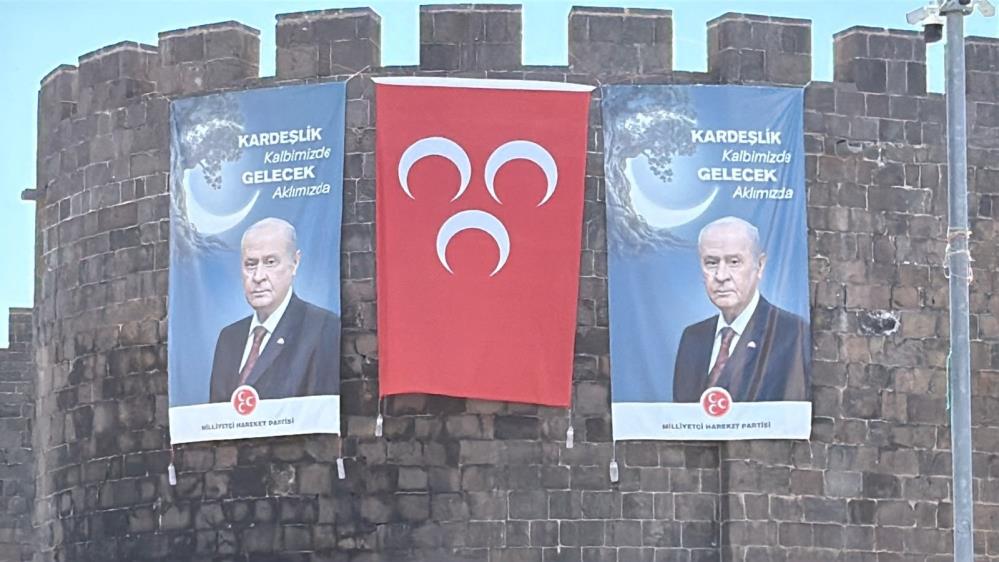 Diyarbakır Surlarına Siyasi Pankart Asılması Gündemde