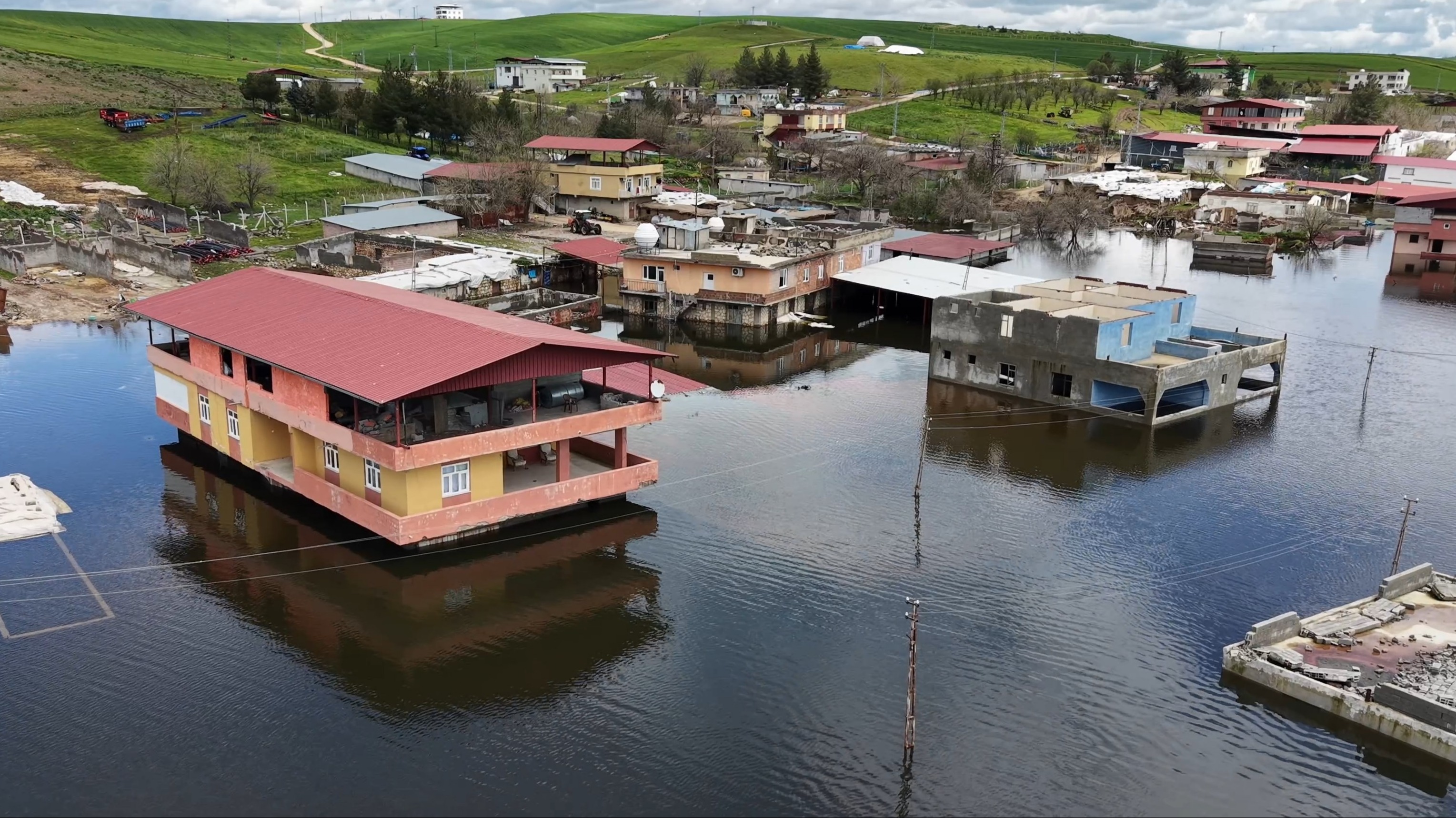 Diyarbakır'da Korkunç Anlar! Baraj Kapakları Açılınca Köyü Su Bastı!