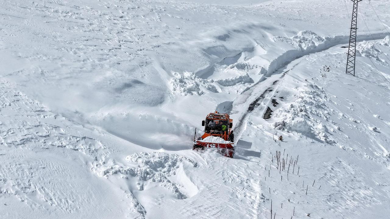 Doğu'da Nisan Ayında Kar Sürprizi! Hayat Durdu, Köyler Mahsur Kaldı