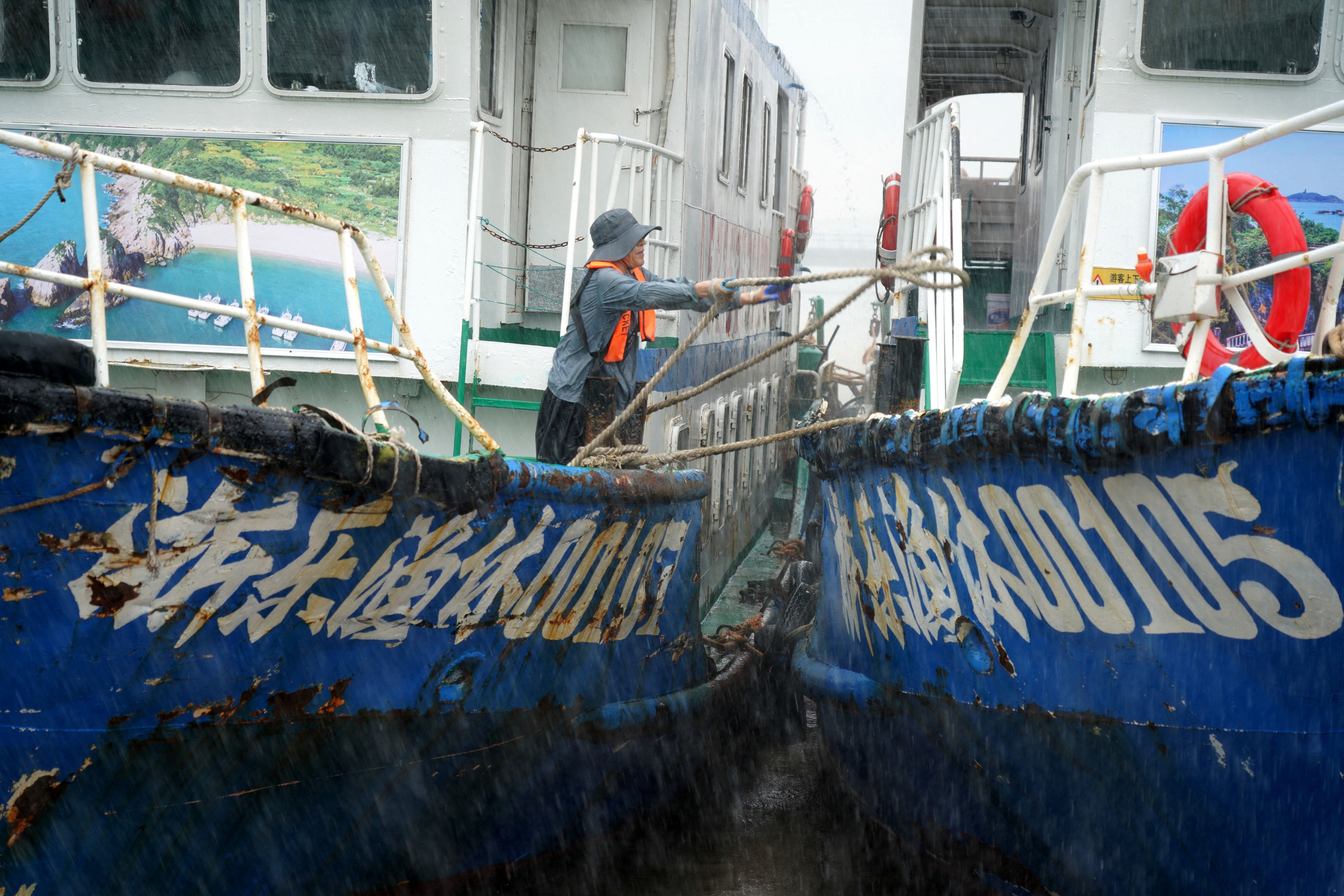 Dolphin Tayfunu Japonya'yı Etkisi Altına Aldı: Bölgede Önlemler Artırıldı