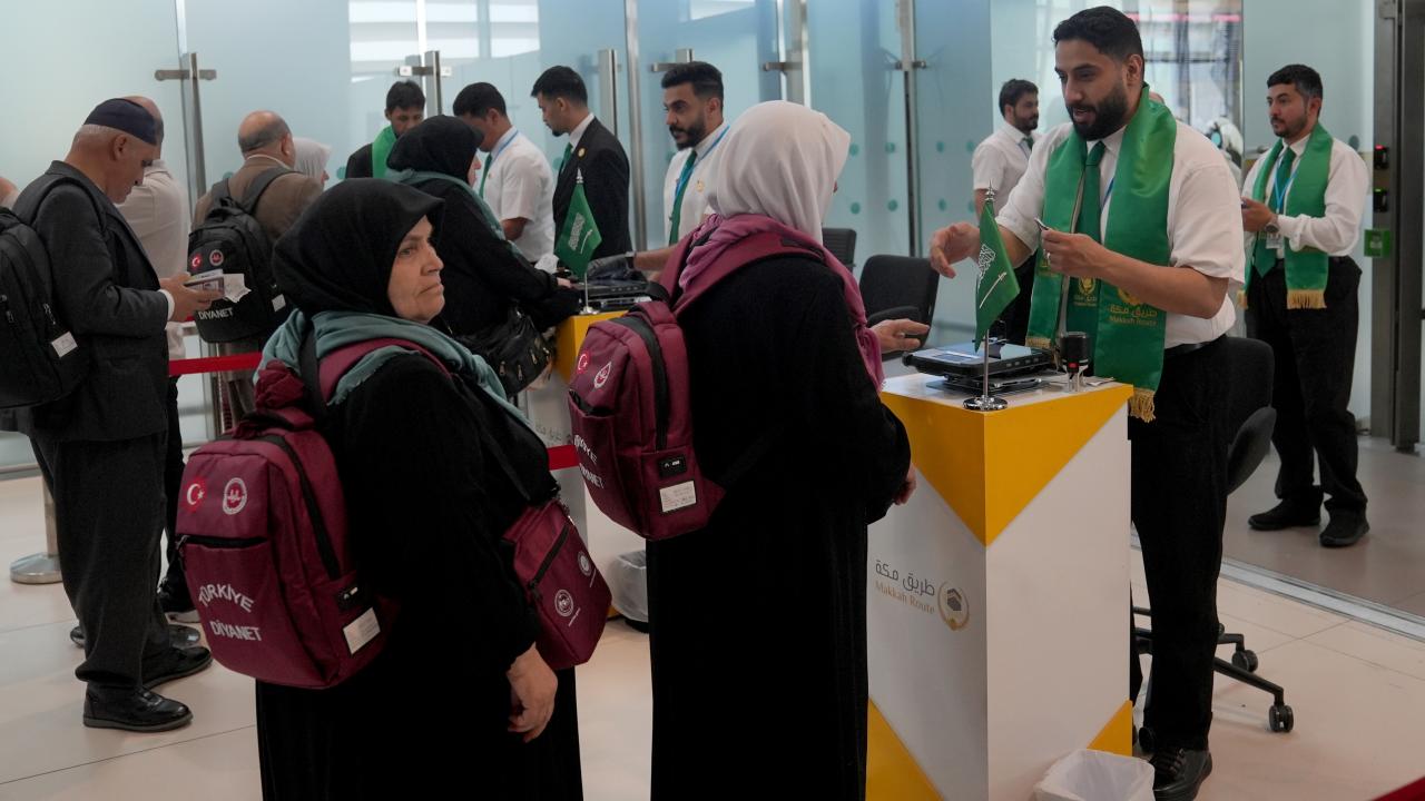 Duygulandıran Anlar! Türk Hacı Adayları Dualarla Kutsal Topraklara Uğurlandı!
