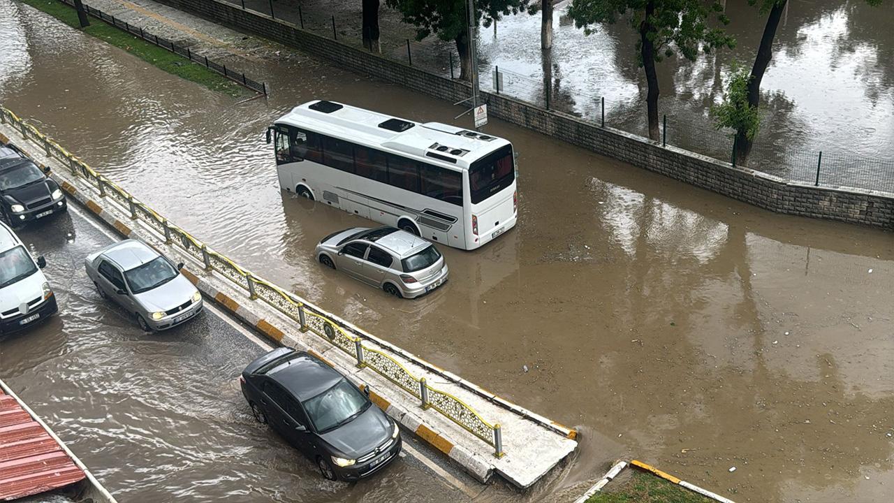 Edirne'de Gökyüzü Delindi: Dolu ve Sağanak Hayatı Felç Etti!