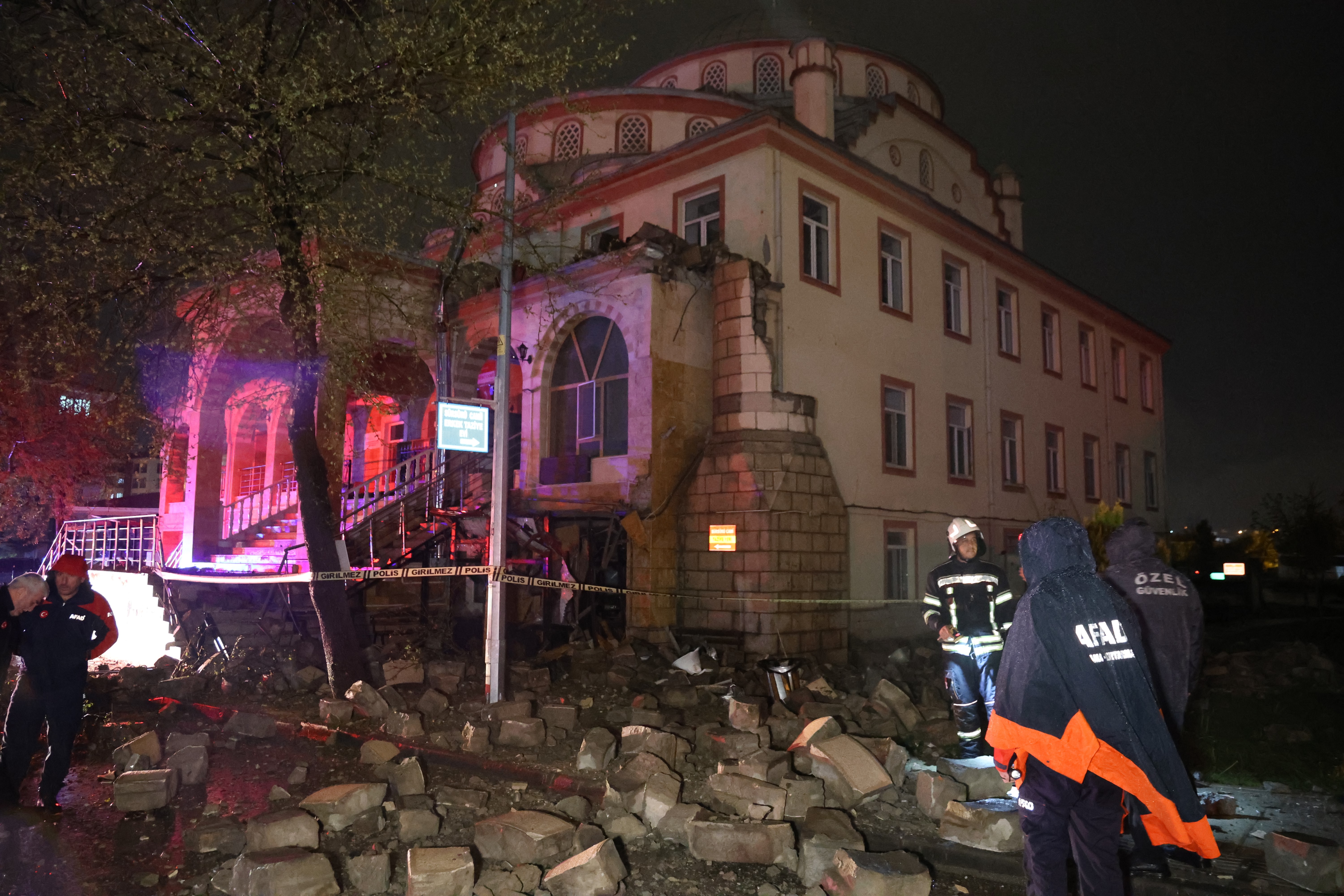 Elazığ'da Yıldırım Felaketi! Cami Minaresi Yerle Bir Oldu!
