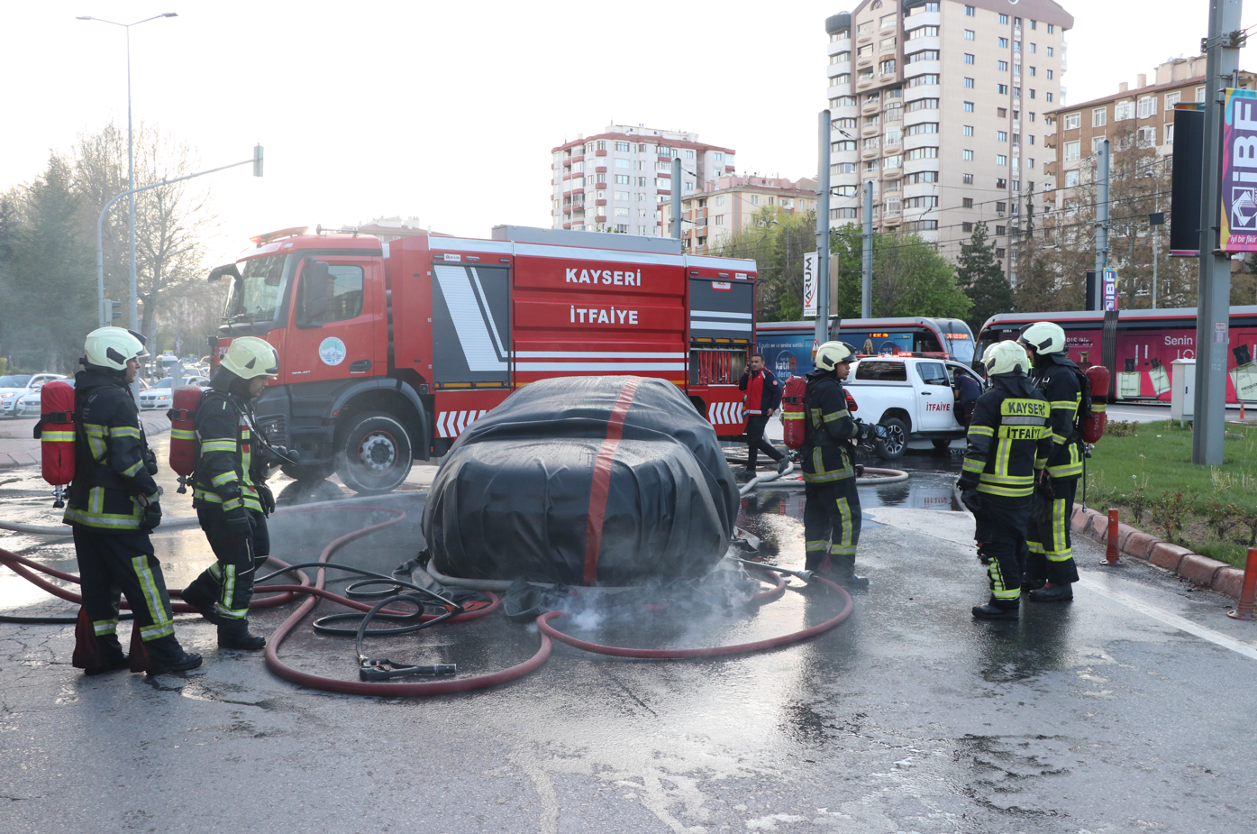 Elektrikli Araba Alev Aldı! Türk İtfaiyecilerin İnanılmaz Çözümü Şoke Etti!