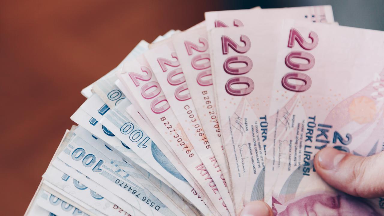 Emekliler Bayram Etsin! İkramiyeler Hesaplara Yatıyor: İşte Tarih ve Detaylar!