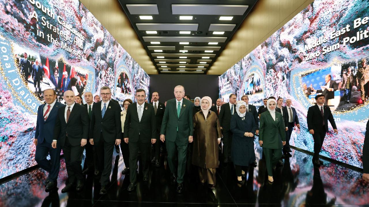 Emine Erdoğan'dan Antalya'dan Dünyaya Çağrı: 'Yürekler Arası Sınırları Kaldıralım!'