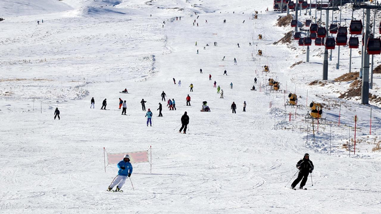 Erciyes'te Rekor Sezon! Kayakseverler Akın Etti, Zirveye Ulaşıldı!