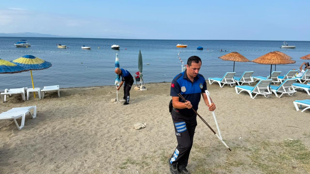 Erdek'te Sahil İşgaline Müdahale: Sabitlenen Şezlonglar Toplatıldı