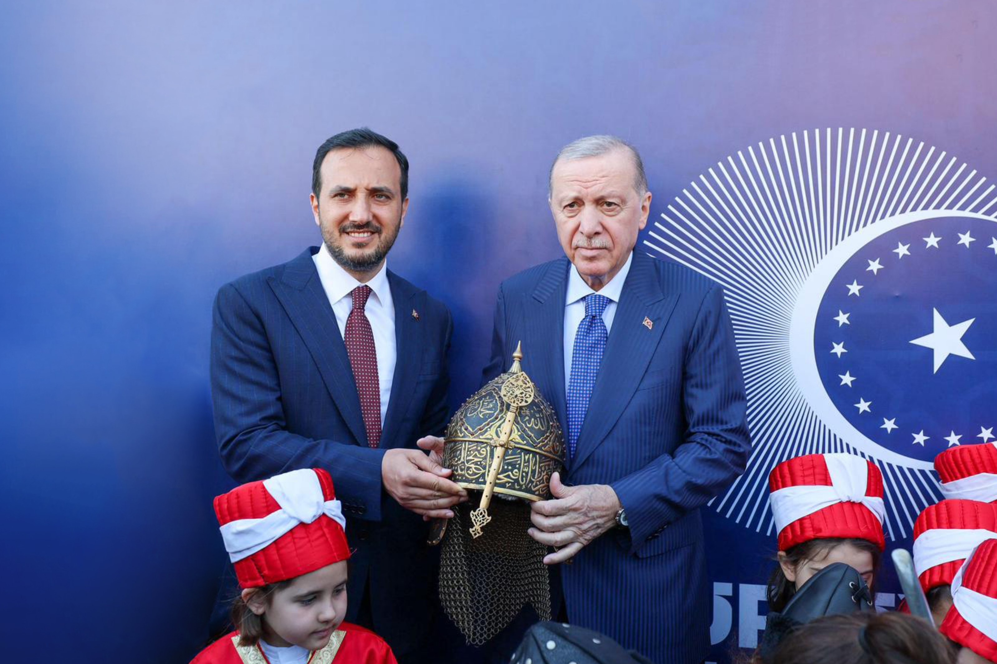 Erdoğan'a Tarihi Hediye! Cumhurbaşkanlığı Makamında Gözler Miğfere Çevrildi!