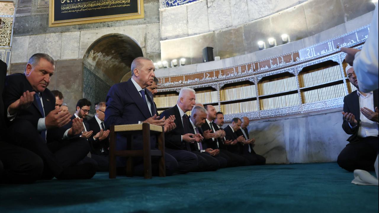 Erdoğan'dan Dikkat Çeken Ayasofya Ziyareti! Cuma Namazını Orada Kıldı...