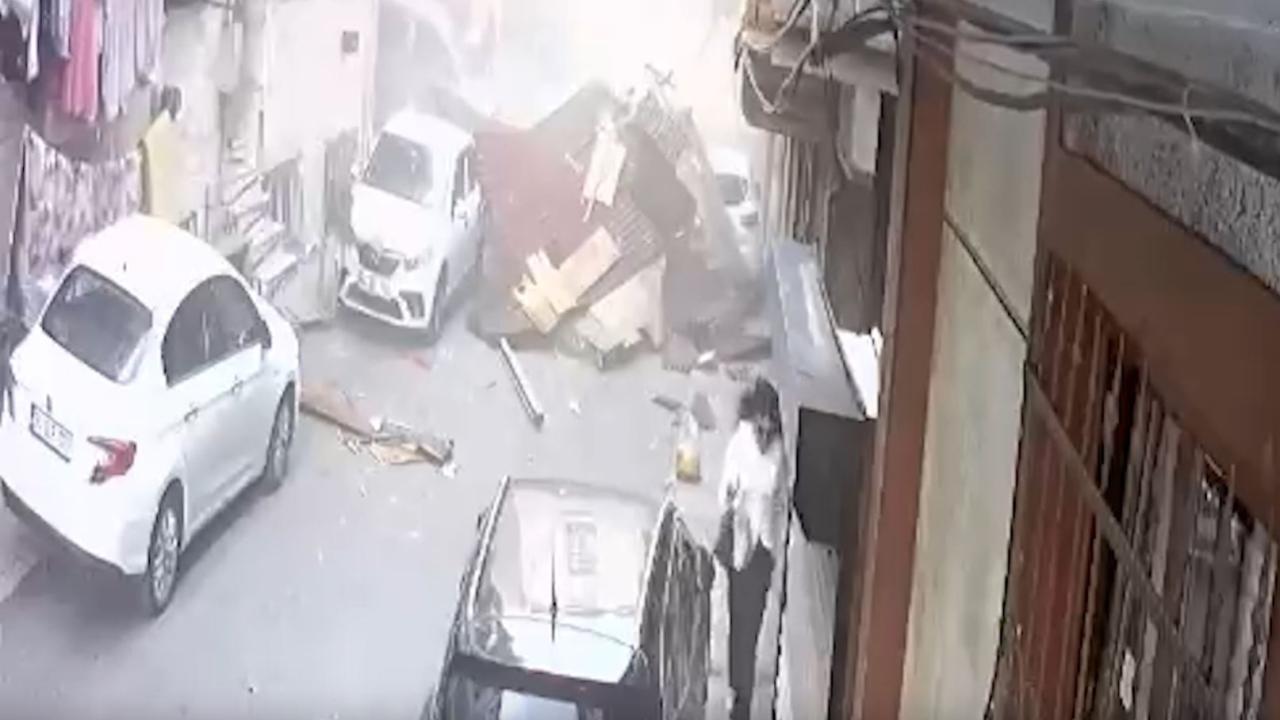 Esenler'de Fırtına Dehşeti: Uçan Çatının Altında Kalmaktan Saniyelerle Kurtuldular