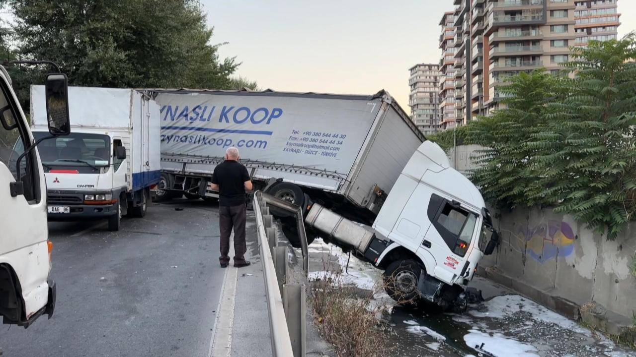 Esenler'de Tır Kazası: Dereye Devrilen Araçta Bir Yaralı