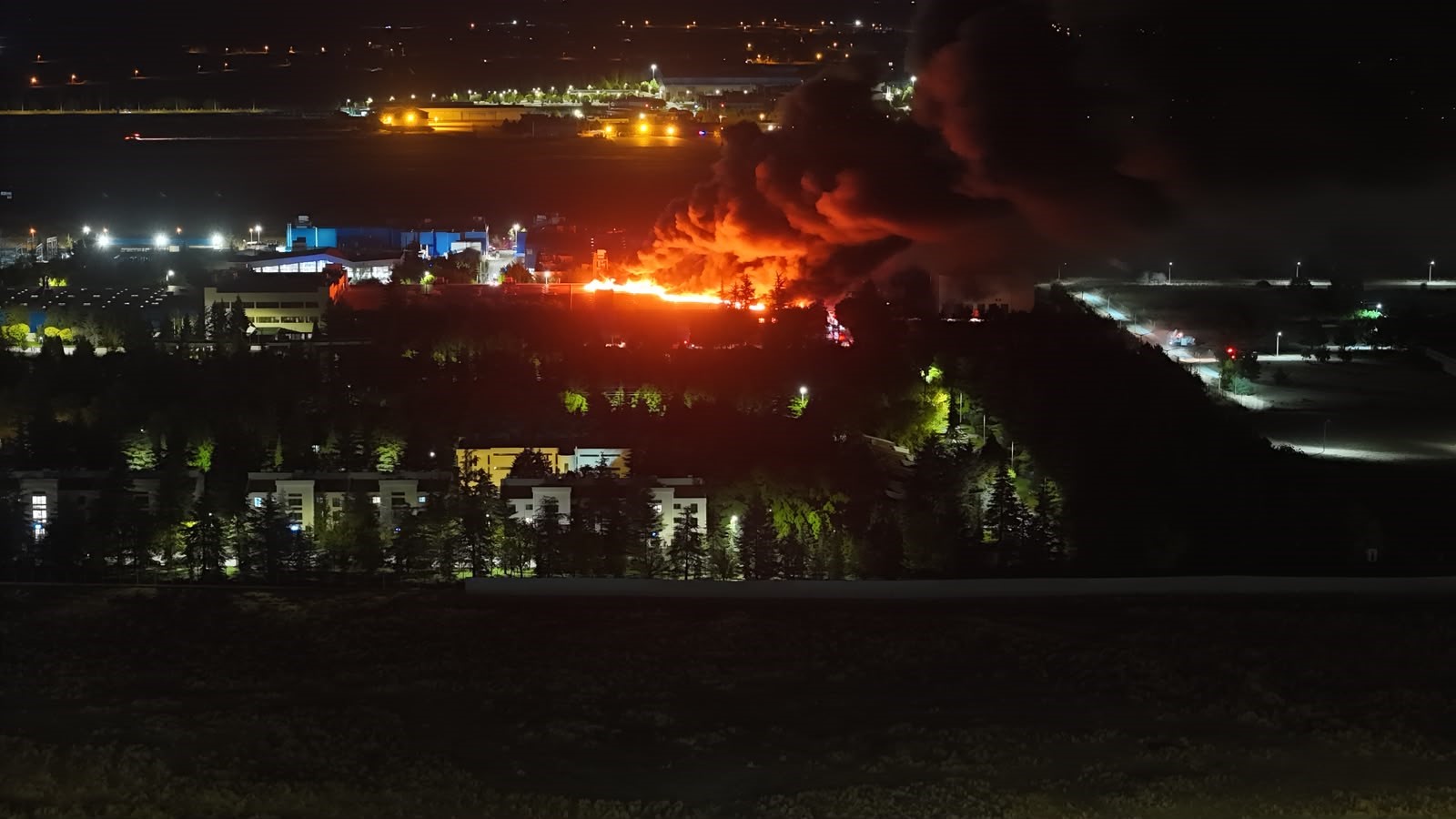 Eskişehir'de TUSAŞ Yerleşkesinde Yangın Kontrol Altına Alınıyor
