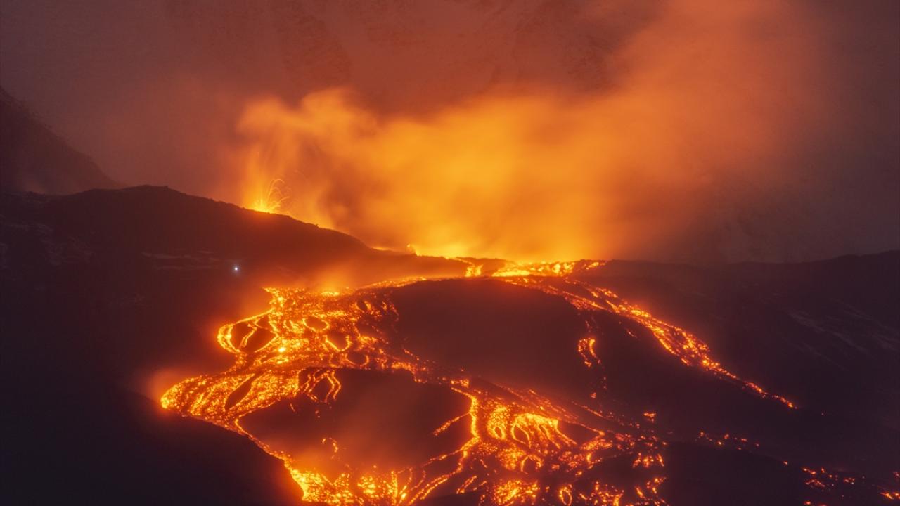 Etna Yanardağı'nda Hareketlilik: Hava Ulaşımında Aksamalar Yaşanıyor