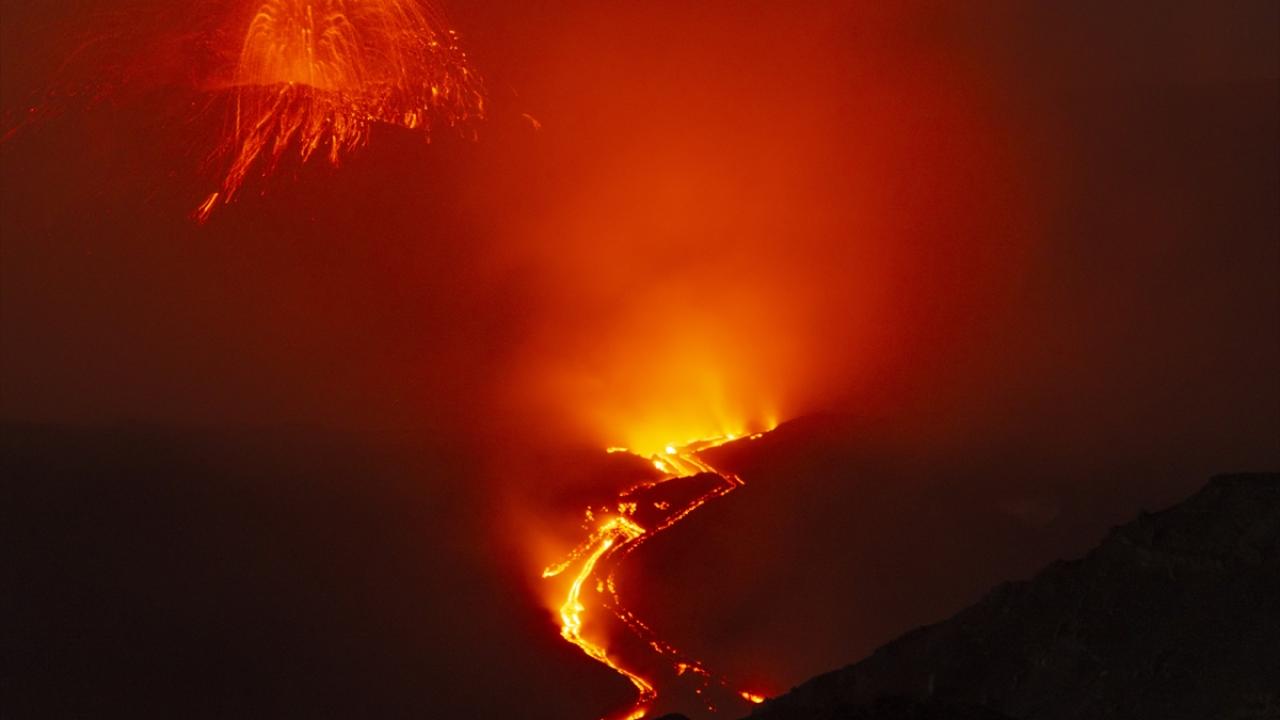 Etna Yanardağı'ndaki Hareketlilik Havacılık Sektörünü Etkiledi