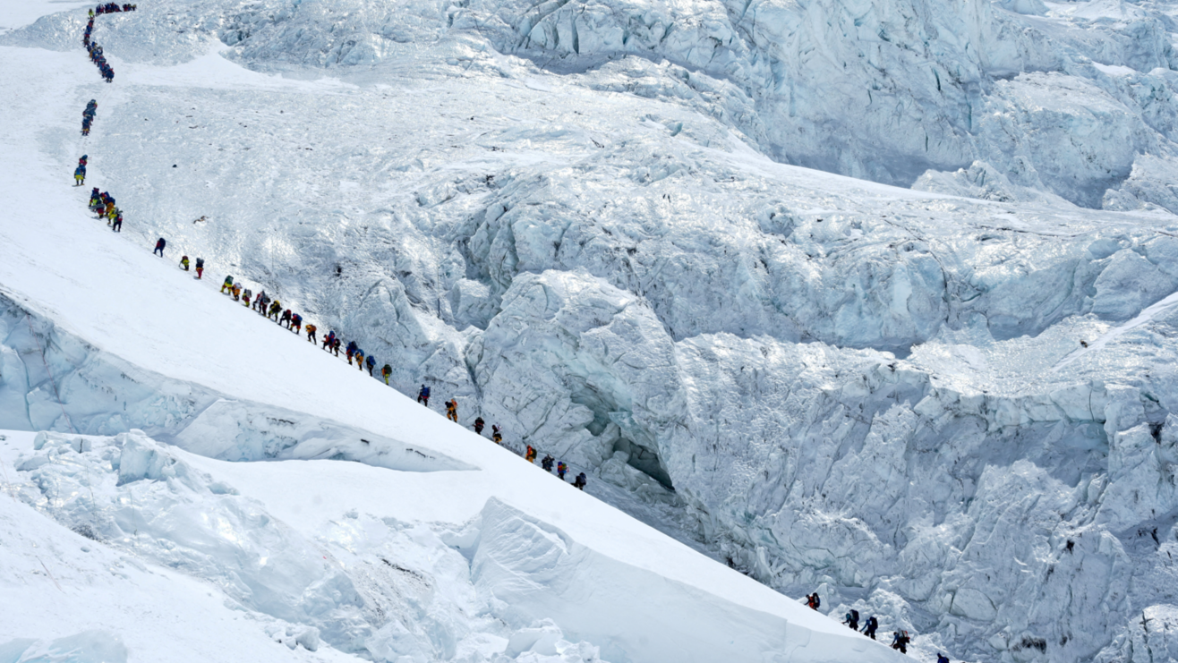 Everest'te İnanılmaz Rekor! 274 Dağcı Aynı Günde Zirveye Ulaştı! İnsanlık Sınırları Zorlandı!