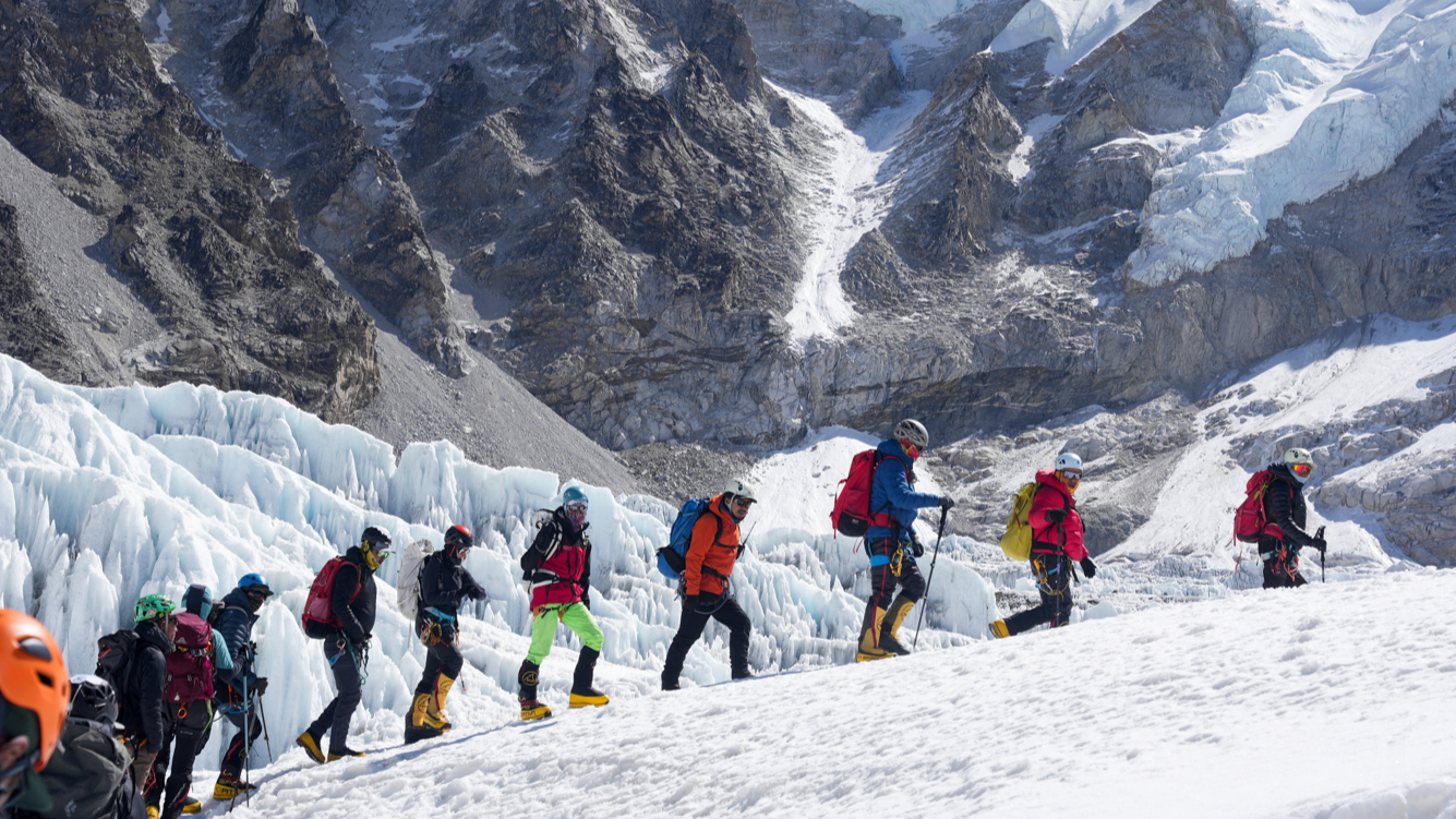 Everest'te Şok Gelişme: Zirveye Giden Yol Kapandı! Dağcılar Mahsur Kaldı mı?