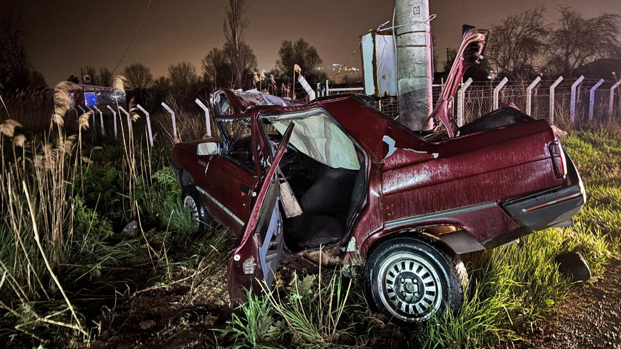 Feci Kaza! Kütahya'da Otomobil Direğe Çarptı: Hayatını Kaybedenler ve Yaralılar Var!