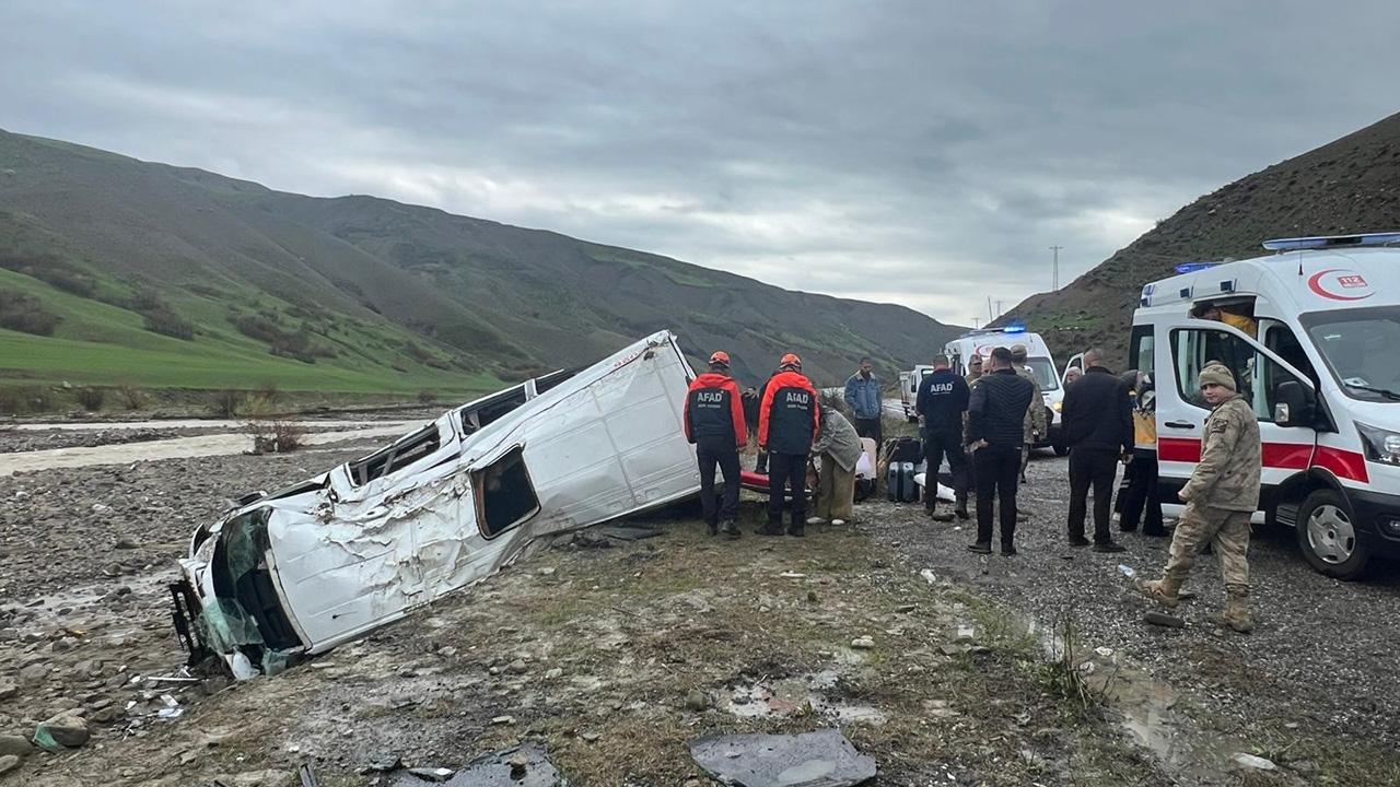 Feci Kaza: Minibüs Dereye Uçtu! Muş'ta Facianın Eşiğinden Dönüldü