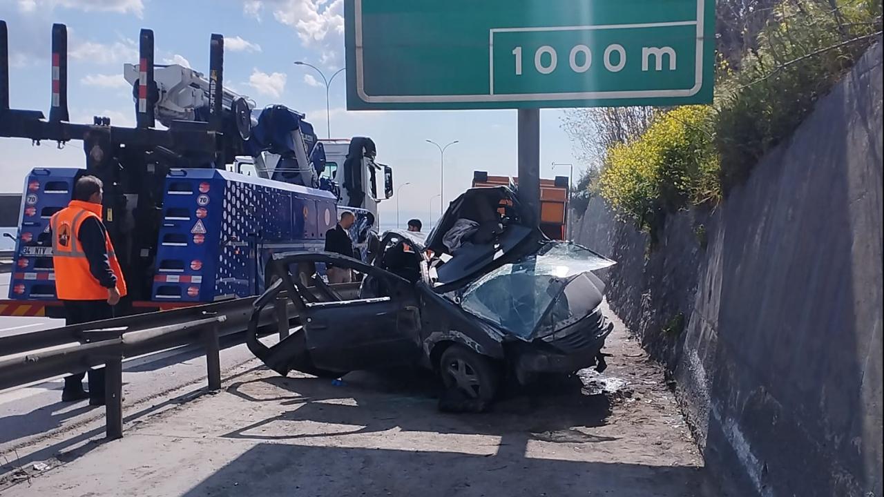 Feci Kaza! TEM Otoyolu'nda Araç Yön Levhasına Saplandı! İstanbul Trafiği Felç!