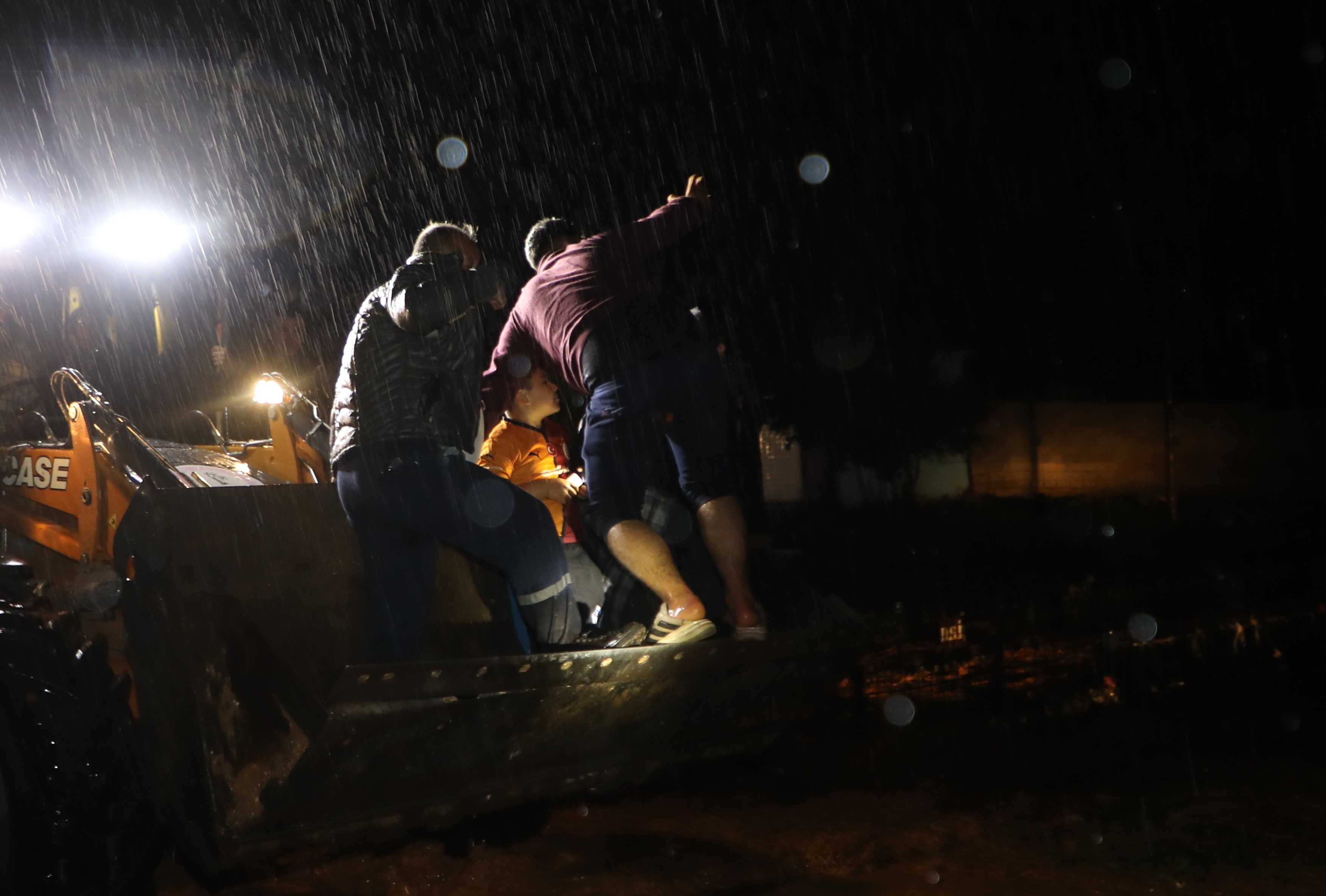 Gaziantep Nizip'te Şiddetli Sel! Vatandaşlar İş Makinesiyle Kurtarıldı!