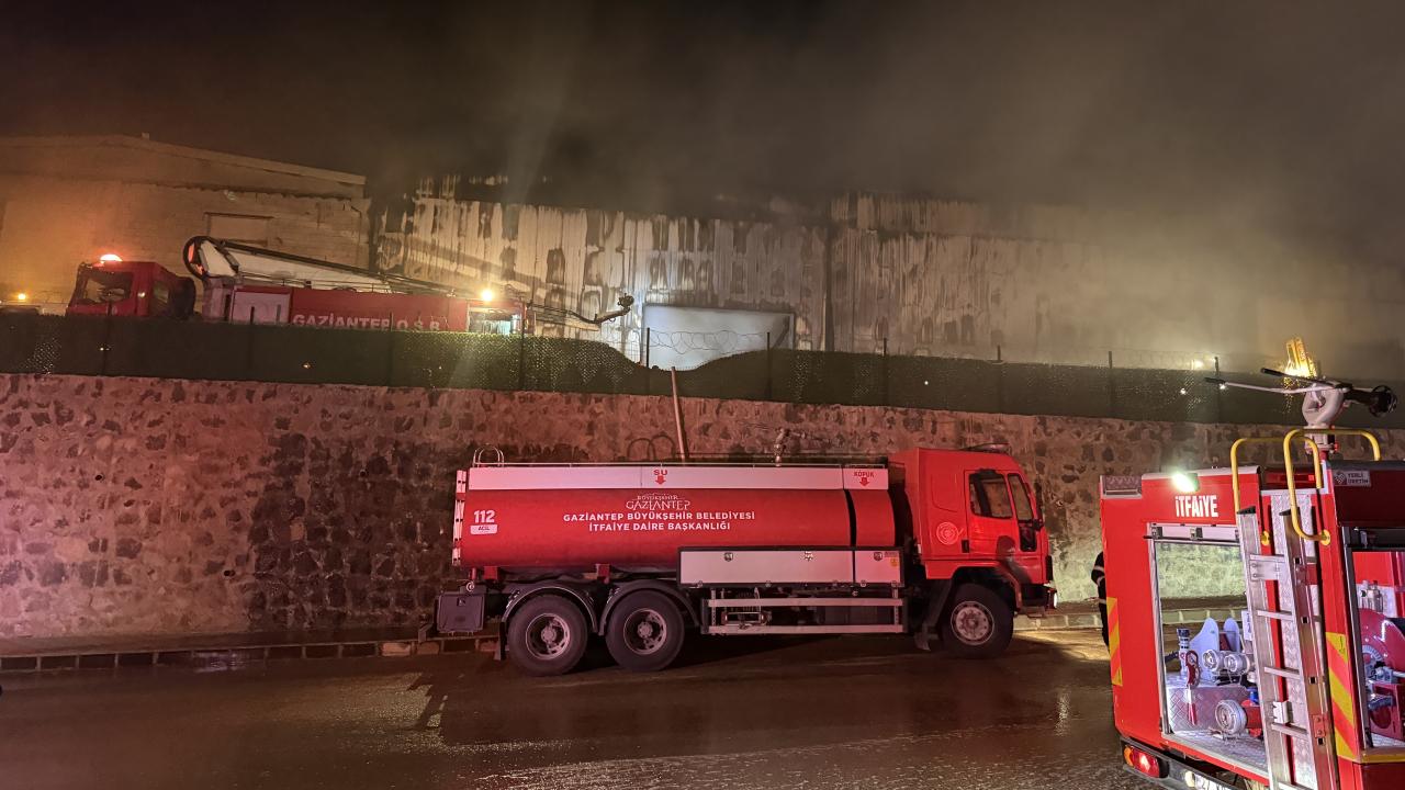 Gaziantep'te Alevler Yükseldi! Mobilya Fabrikasında Korku Dolu Anlar