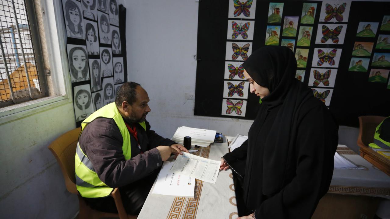 Gazze'de Seçim Şoku! İsrail Saldırıları Altında Sandık Başında Dramatik Anlar!